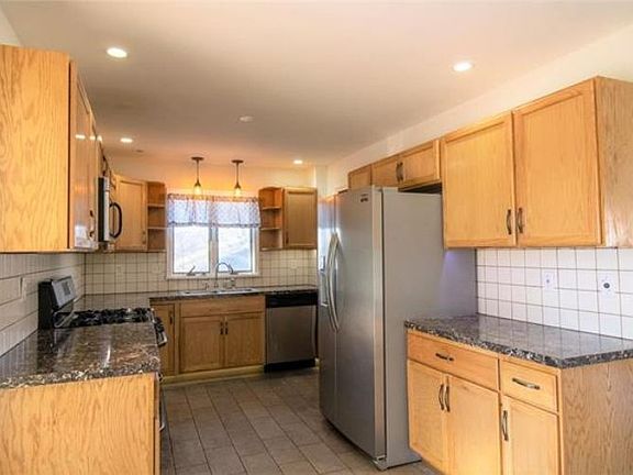 5th image of 842 Rockland St