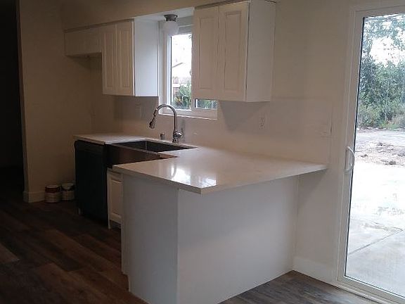 3rd image of 851 Vinton Ct