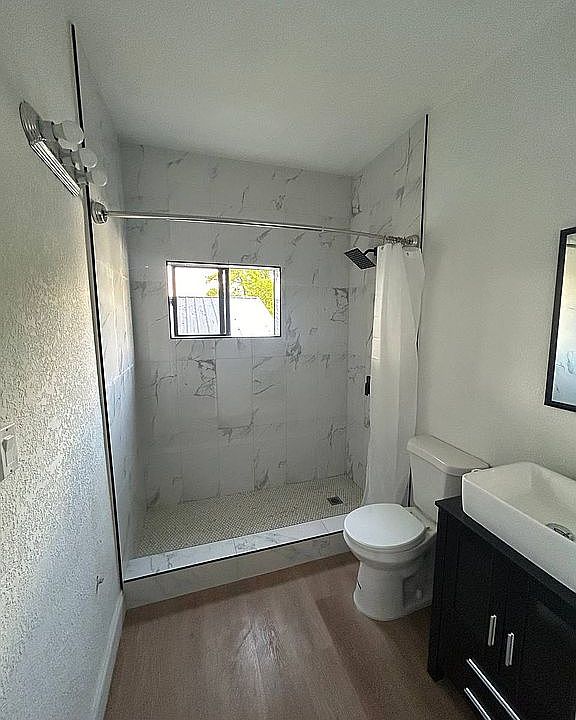 1st image of 1024 E Crenshaw St #Ab