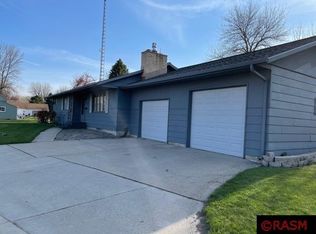 501 Elm Dr, Fairfax, MN 55332