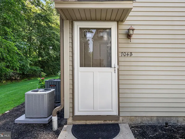 704B Harwood Ct #B — Photo 1