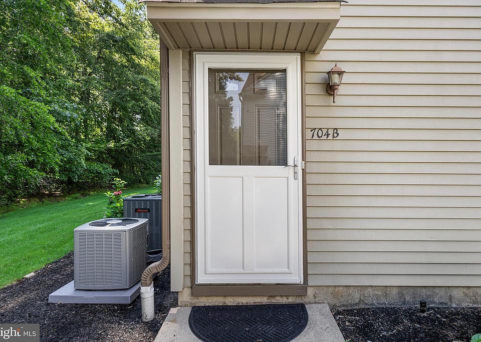 1st image of 704B Harwood Ct