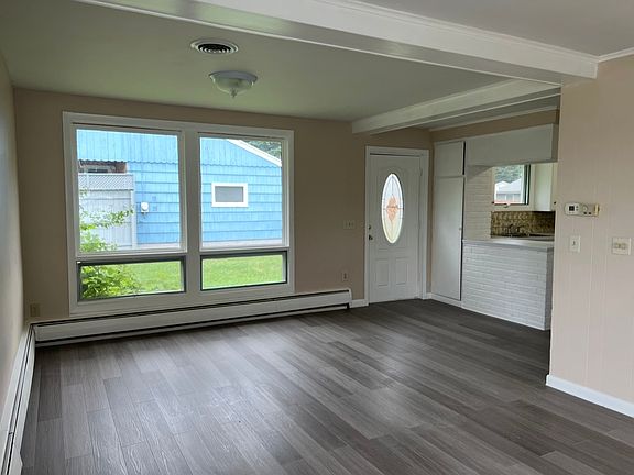3rd image of 6 Orchard Cir