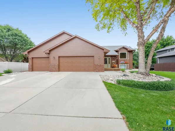 1316 S Dundee Dr, Sioux Falls, SD 57106
