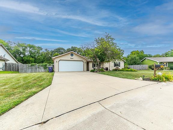 3rd image of 3881 Fox Ridge Dr