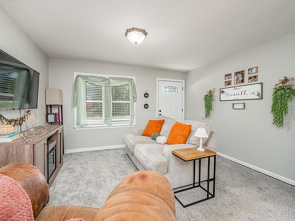 8th image of 739 N Mount Carmel Ave