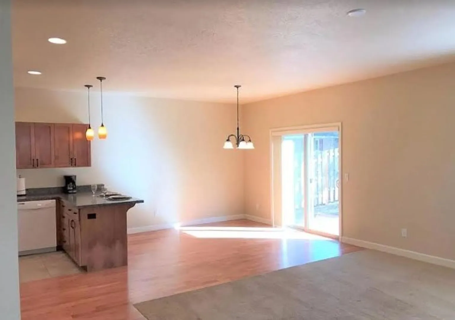 Spacious 3 Bedroom + Bonus Room Near the Old Mill District — Photo 3