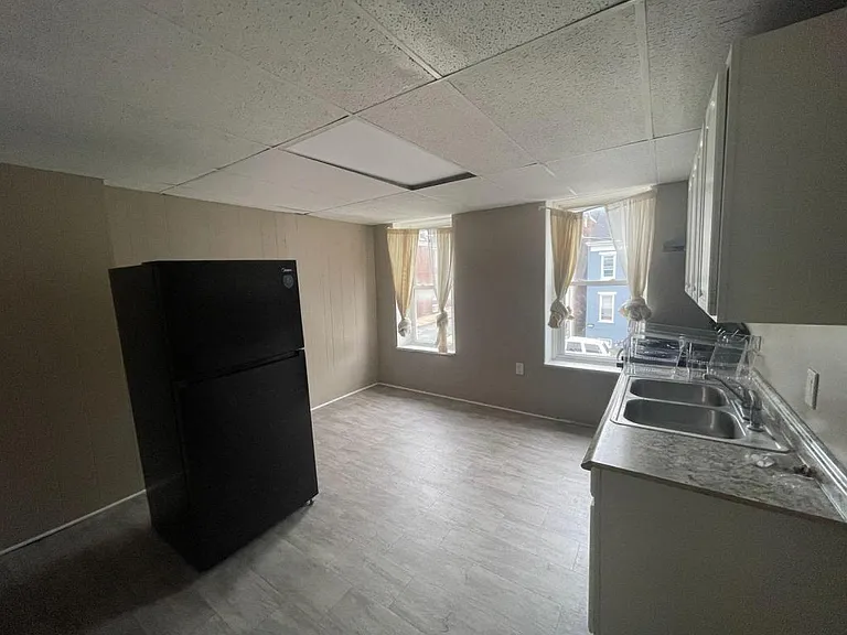 663 E Market St — Photo 3