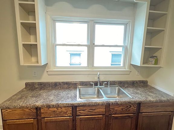 4th image of 127 E 10th St APT 2