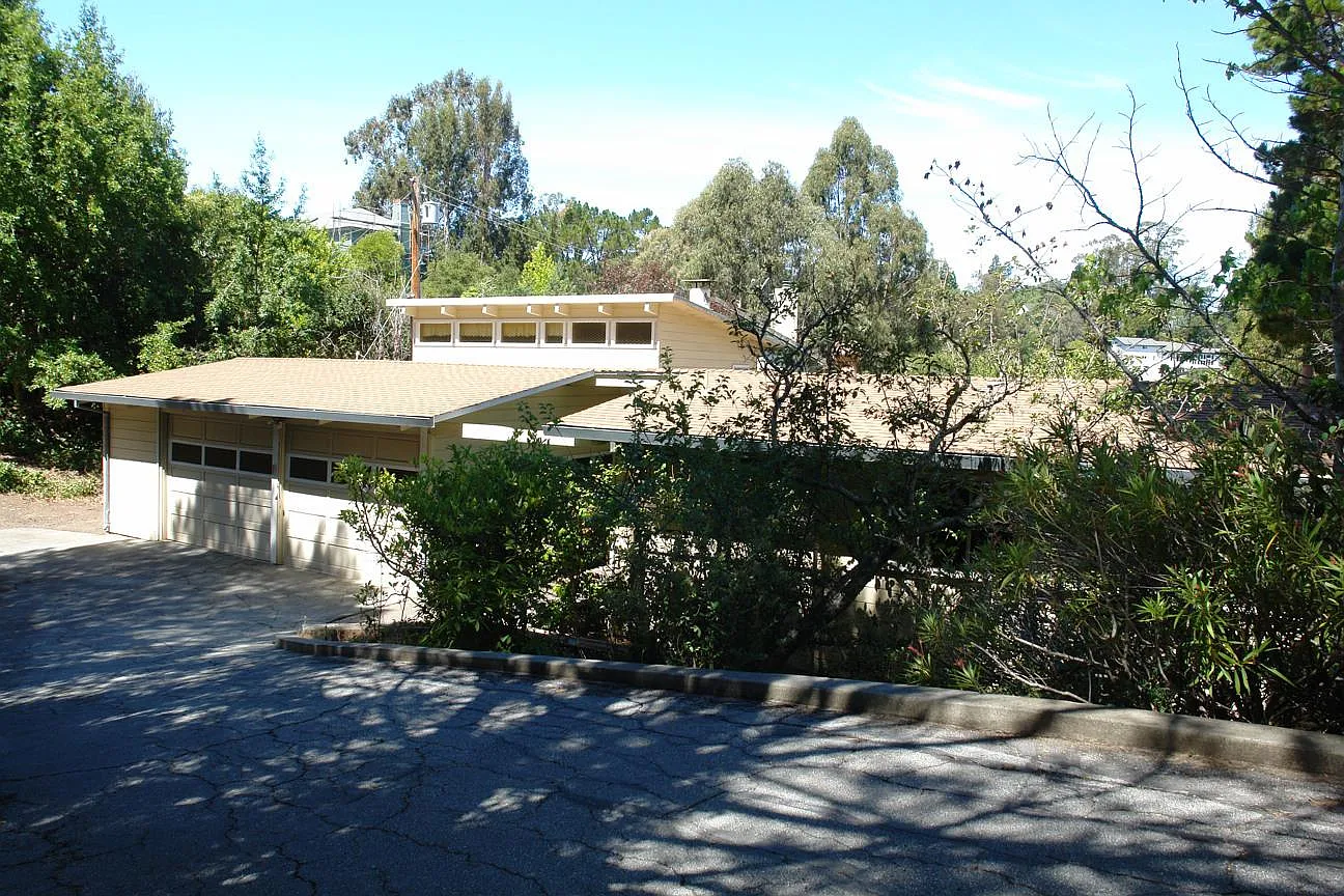 2730 Summit Dr photo 1