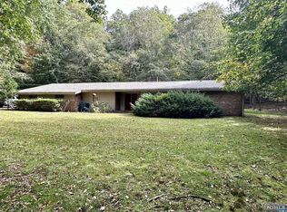 16 Deerfield Ln, Saddle River, NJ 07458