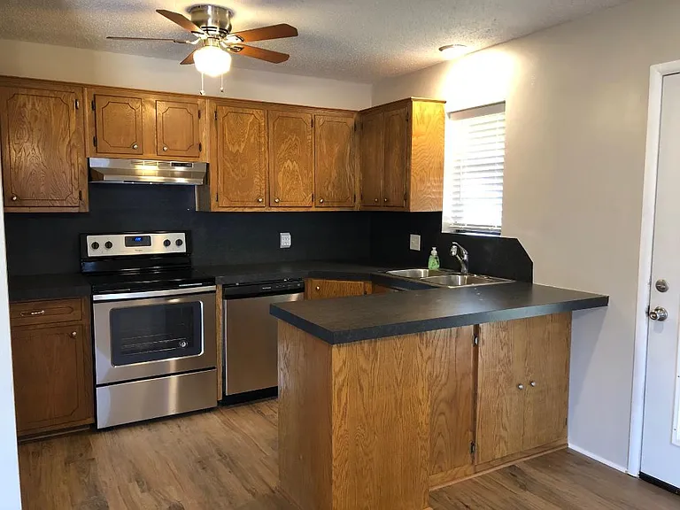 1306 Regina St — Photo 10