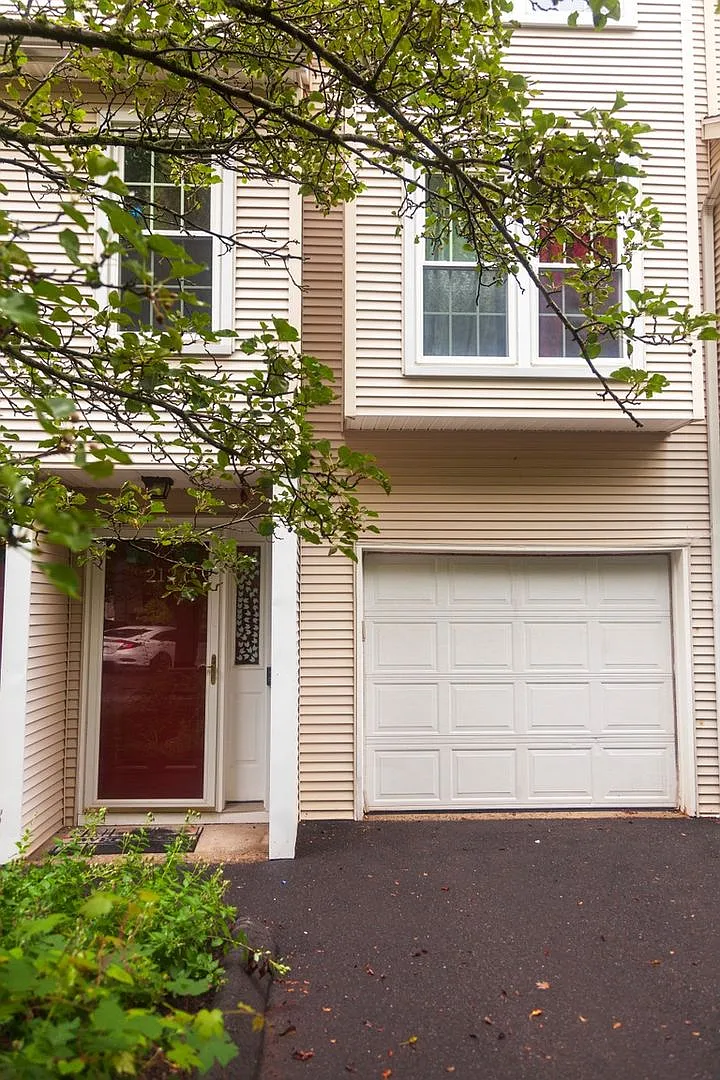Charming 2BR Condo in Waterbury — Photo 1