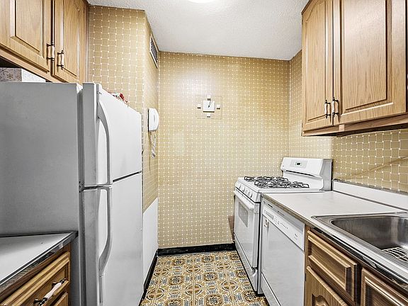 4th image of 201 E 17th St APT 17F