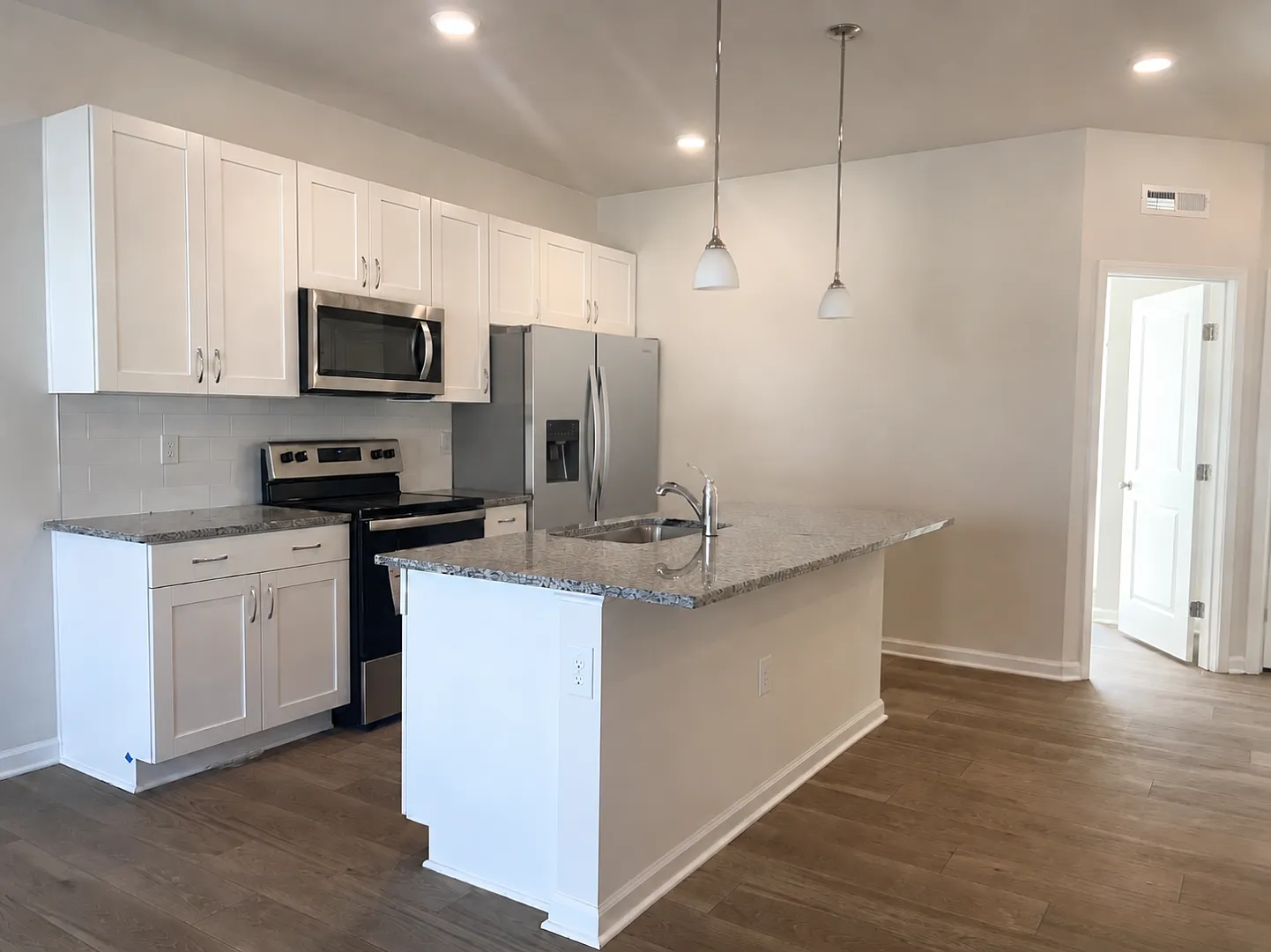 Beautiful 3 Bedroom 2.5 bath — Photo 2