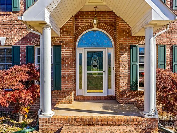 3rd image of 324 Gaston Ct