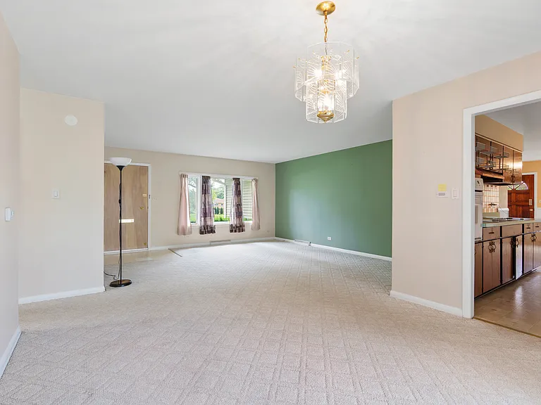 818 Leahy Cir — Photo 3