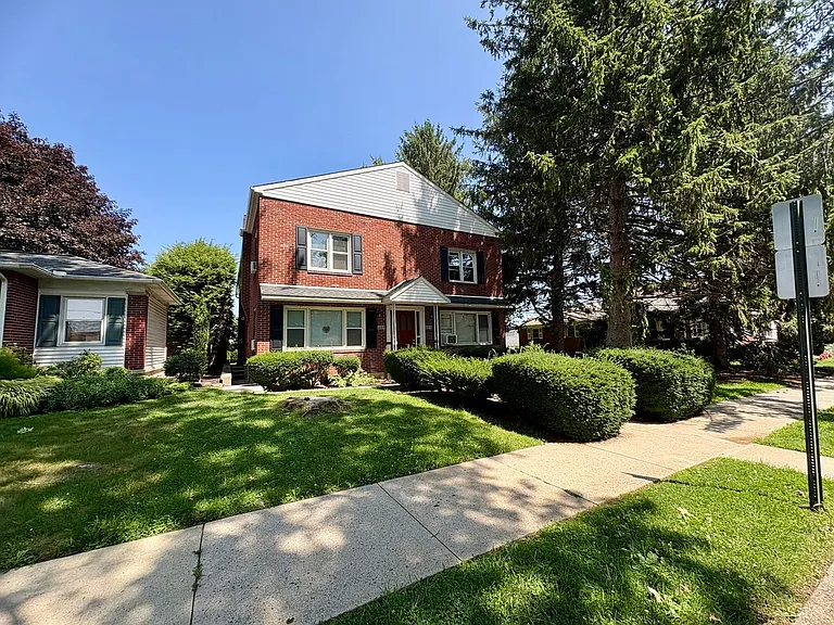 225-227 W Areba Ave — Photo 18