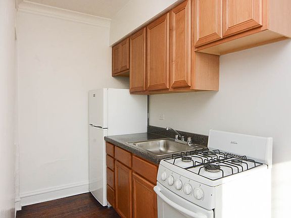 3rd image of 4641 N Paulina St #408