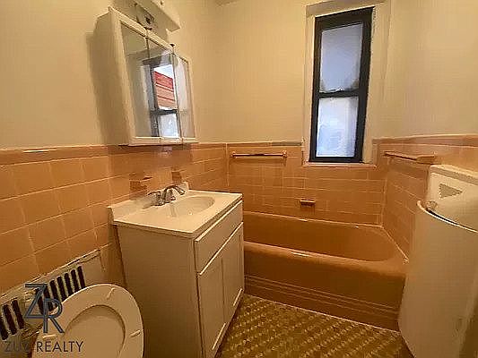3rd image of 150 E 18th St APT 2G