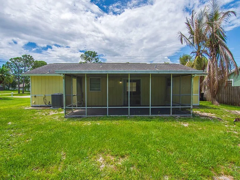205 SW Voltair Ter — Photo 25