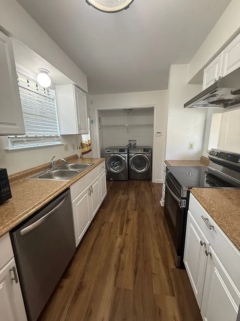 2bd 2.5ba Furnished Condo With Water Included — Photo 2