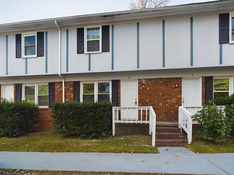614 Eastview Ct #D — Photo 1