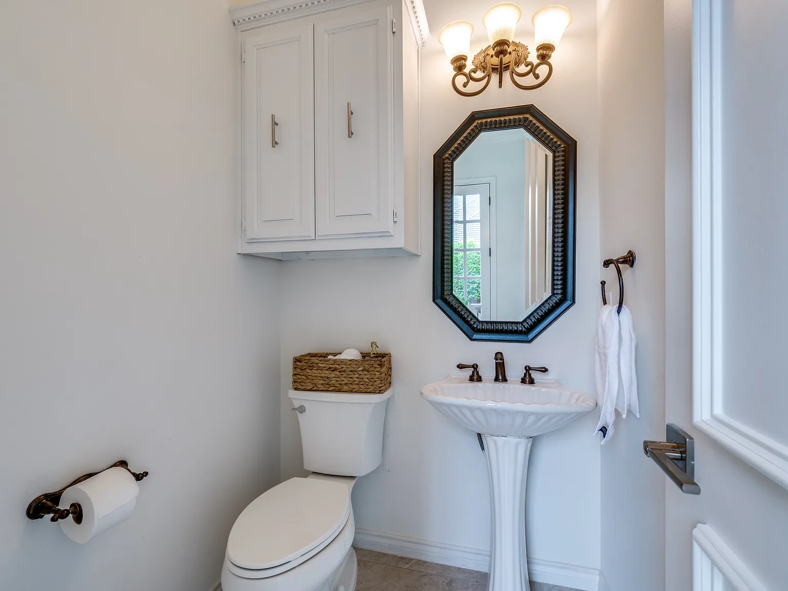 4 bed, 3.5 bath, 3800 sqft, $6,000 — Photo 4