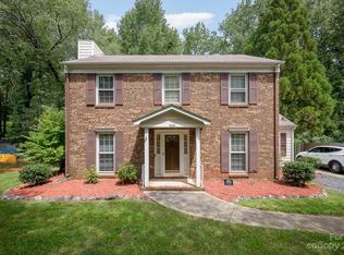 5128 Chestnut Lake Dr, Charlotte, NC 28227