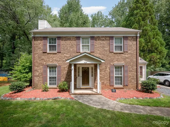 5128 Chestnut Lake Dr, Charlotte, NC 28227