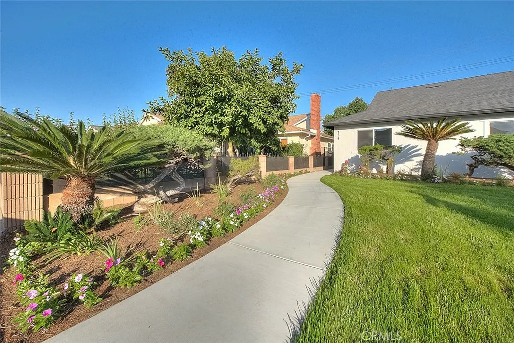 3 bed, 2.0 bath, 1020 sqft, $3,200 — Photo 1