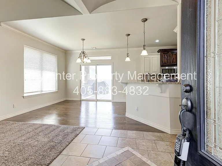 9016 NW 75th St — Photo 5