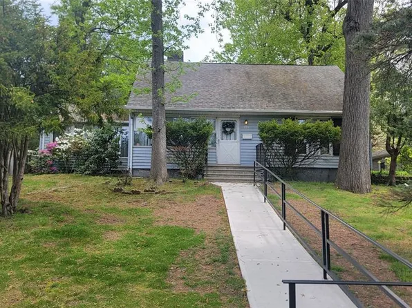 209 Crest Dr, Paramus, NJ 07652