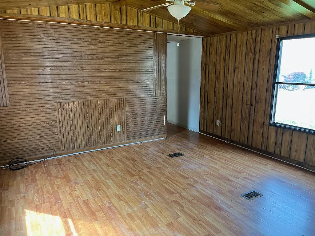 109 Goddard Ln — Photo 4