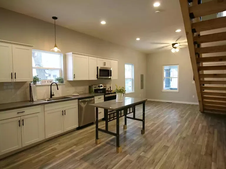 928 W Elm St — Photo 3