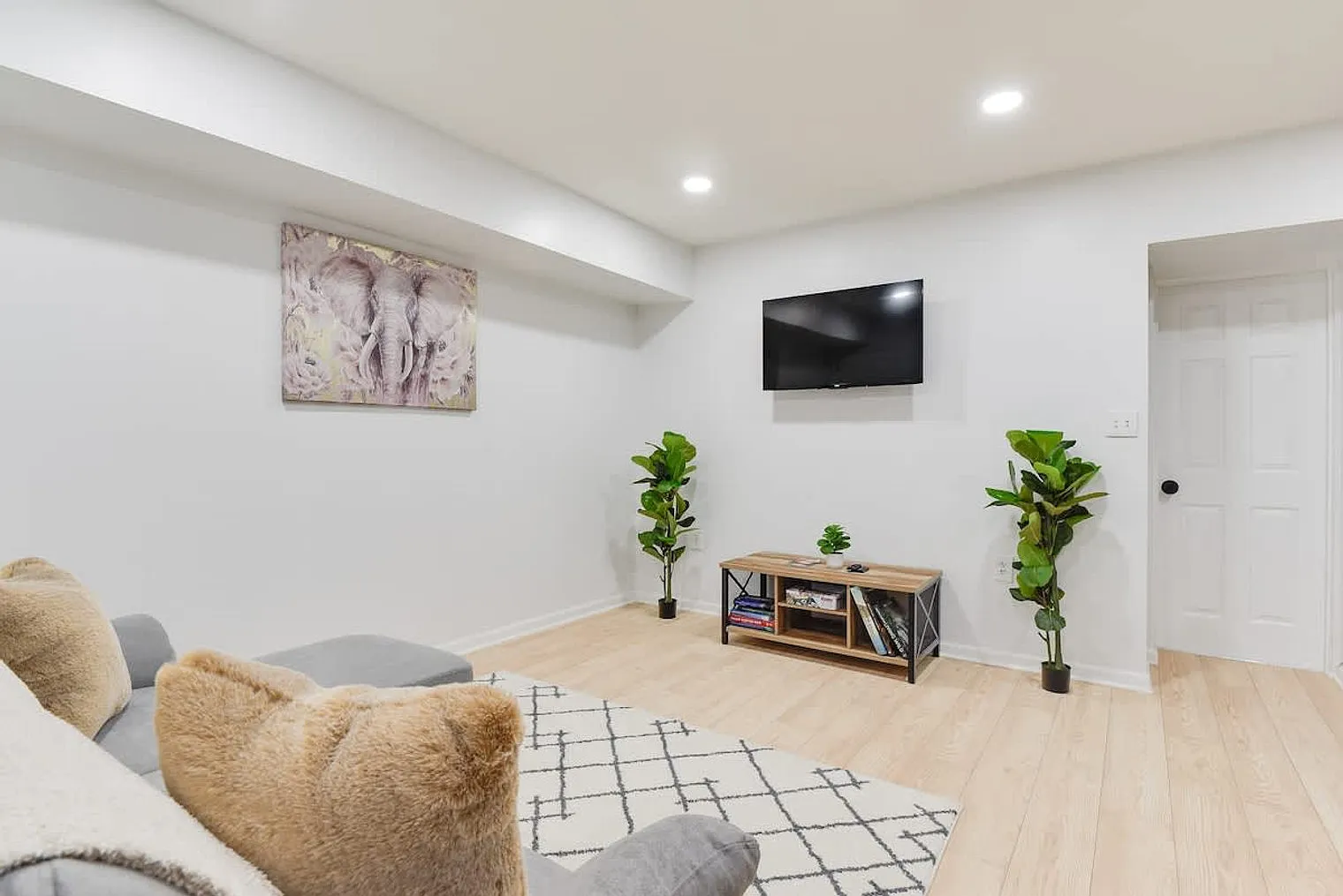 2 bed, 1.0 bath, 839 sqft, $4,066 — Photo 2