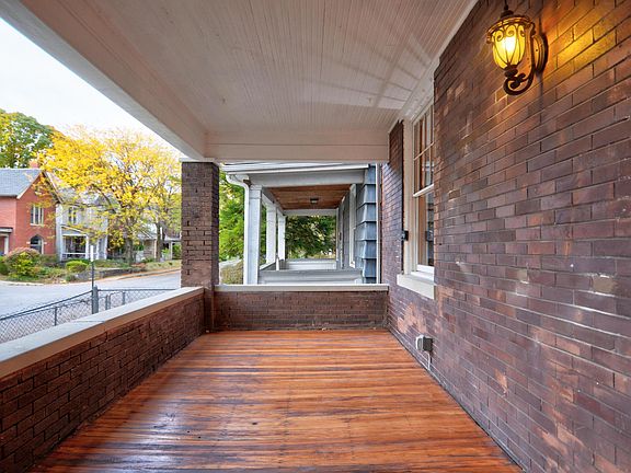 4th image of 702 Oakwood Ave
