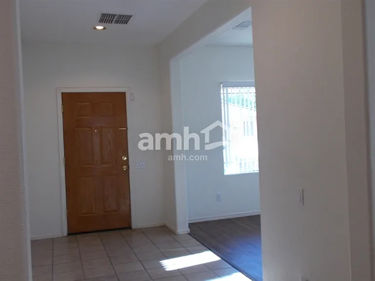 11621 W Lincoln St — Photo 3