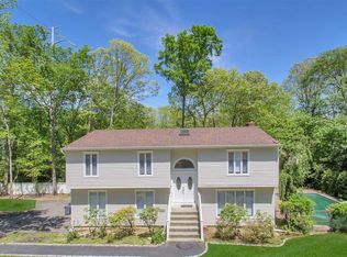 9 Raintree Rd, Melville, NY 11747