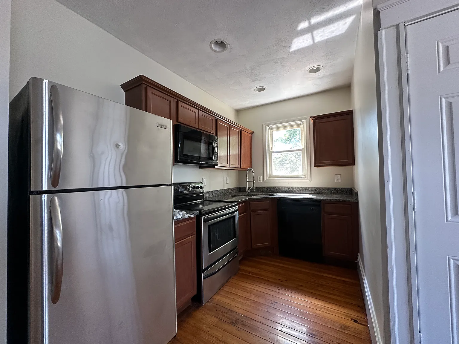 230 Bay View Ave — Photo 2