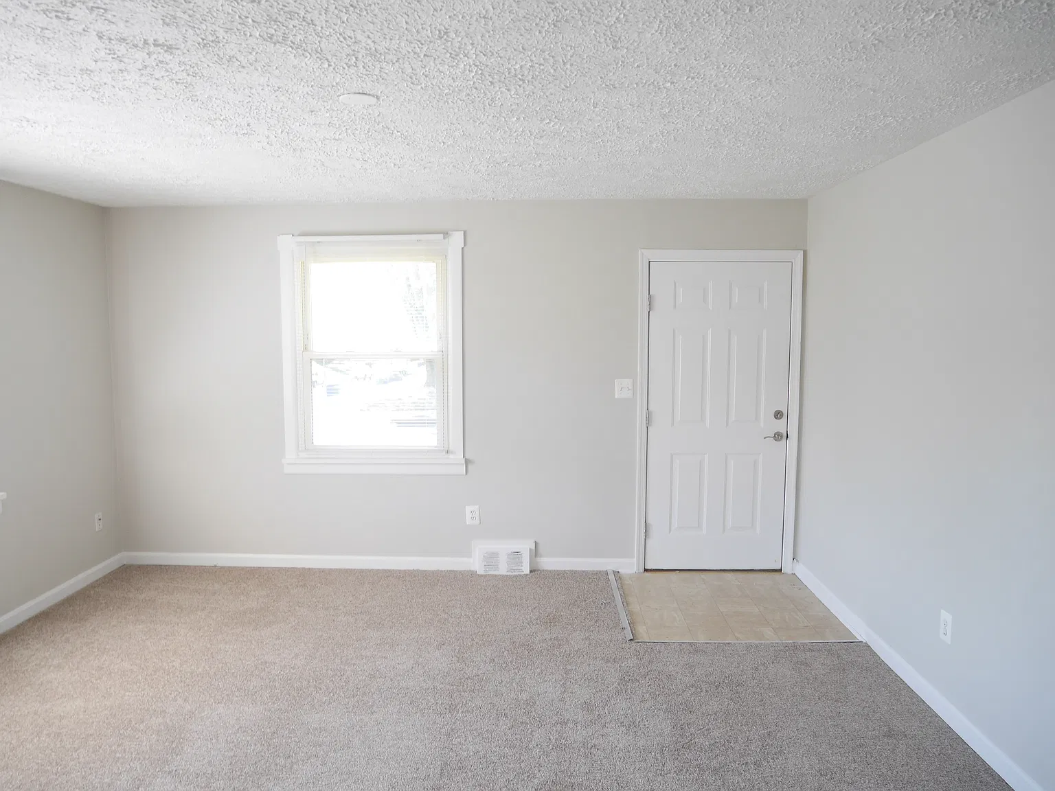 3 bed, 900 sqft, $1,600 — Photo 3