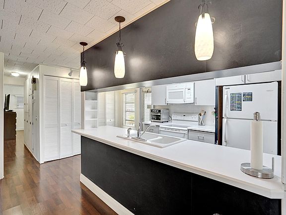 3rd image of 2212 SW 83rd Avenue