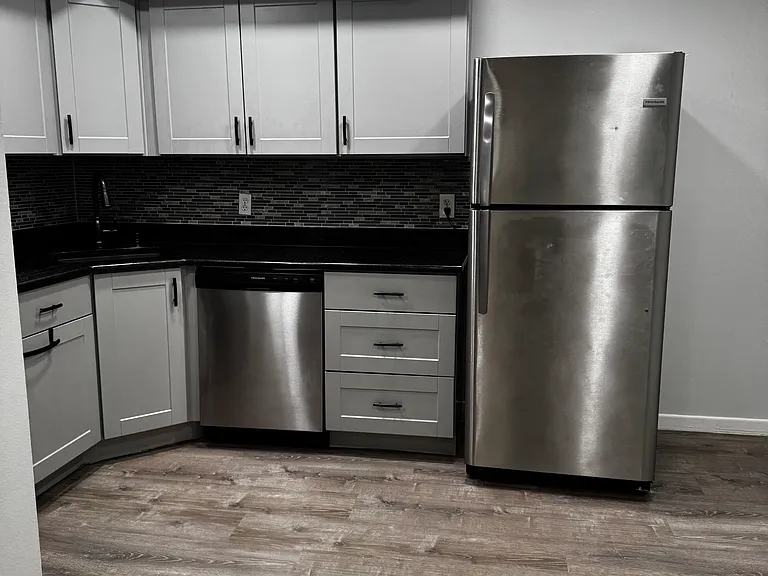 B14 Avon Dr #B14 — Photo 3