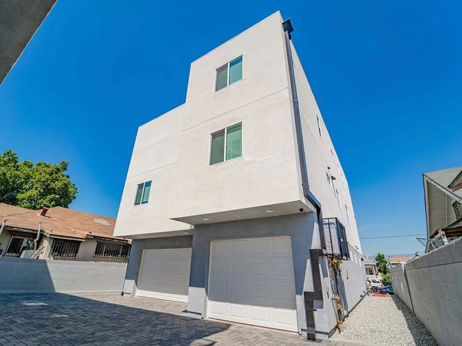 4 bed, 1988 sqft, $4,110 — Photo 2