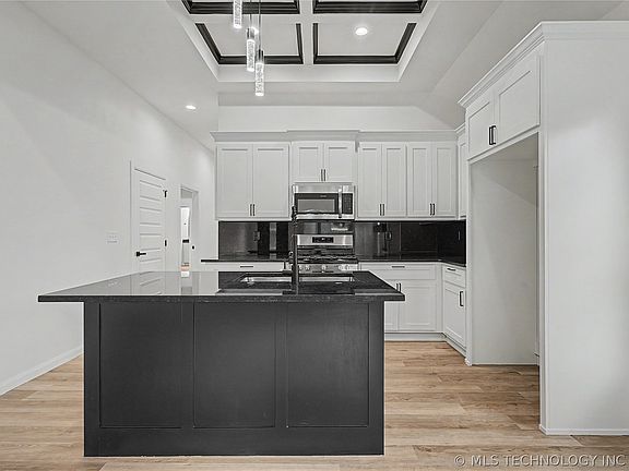 4th image of 2201 N Lewis Pl