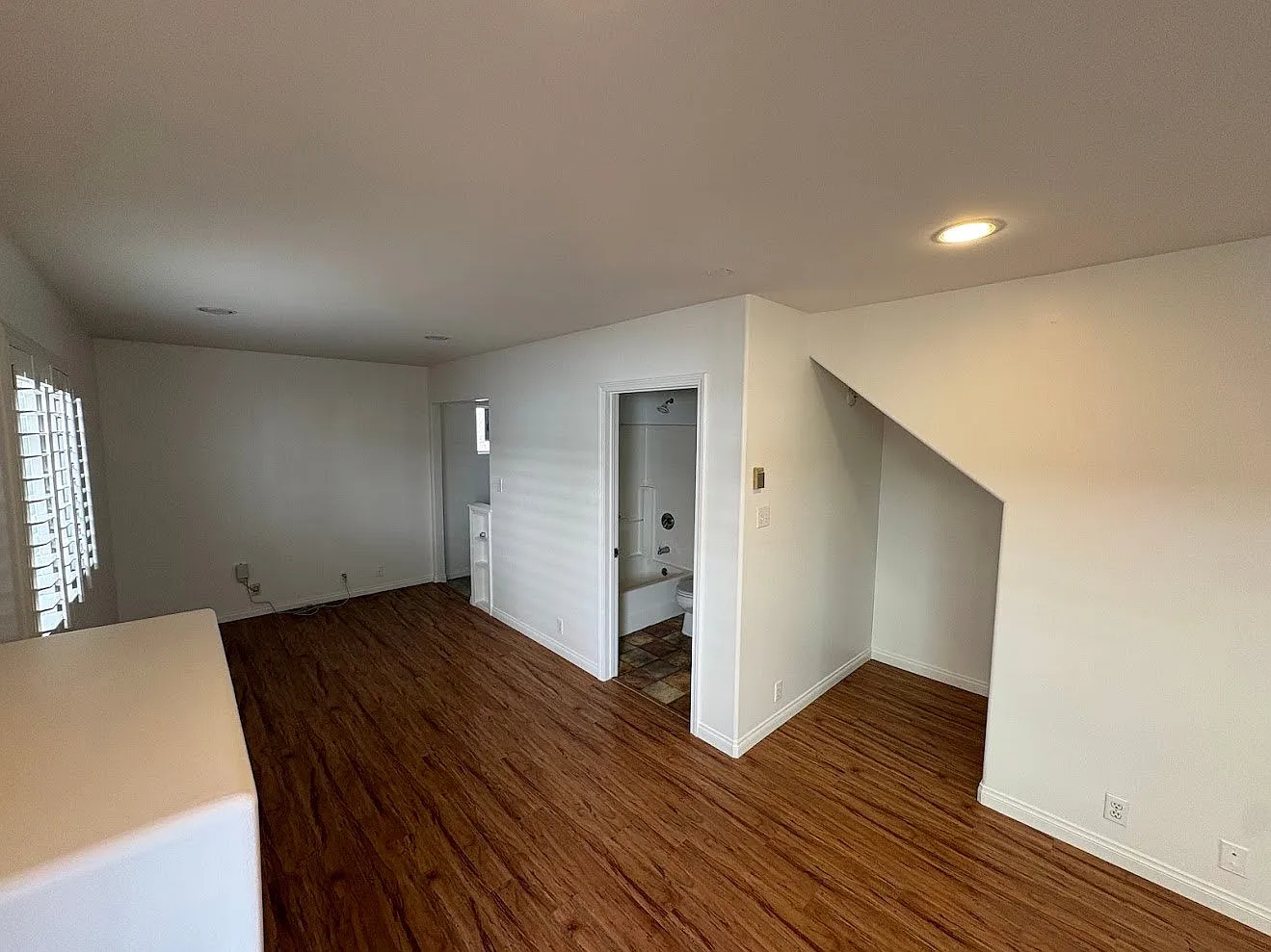 The Beach Is Your Backyard - Cozy Gated Studio w/ Fireplace, Patio, Washer/Dryer & Parking — Photo 3