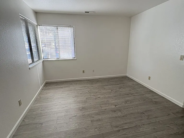 1748 Mount Olive Dr — Photo 2