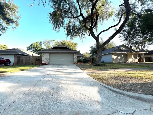 14014 Clear Forest Dr, Sugar Land, TX 77498