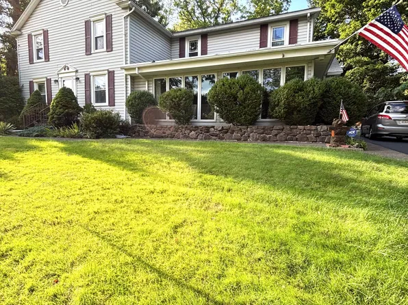 94 Country Club Rd, Dallas, PA 18612