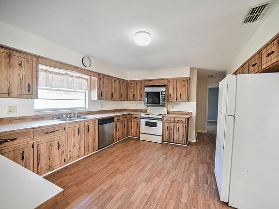 3rd image of 6 E Tipperary Ln